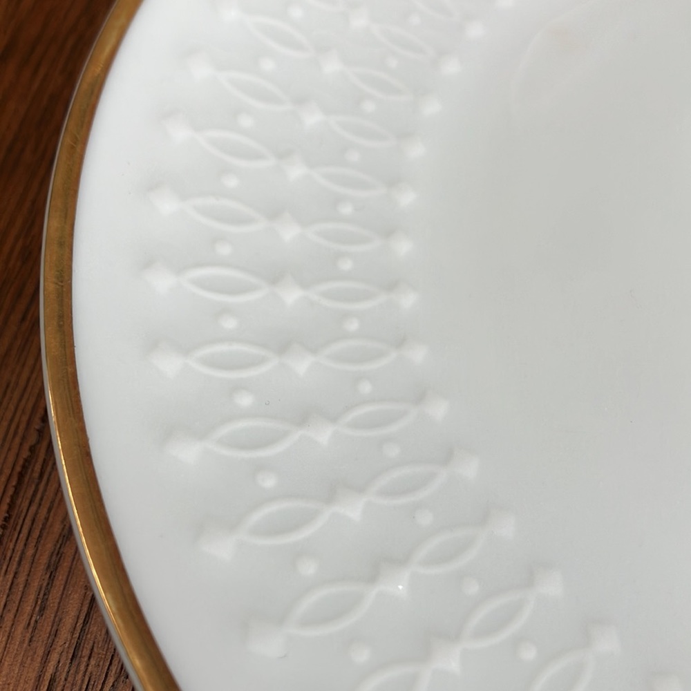 12 Vntg Bavarian Mitterteich 7.75”white flat salad/cake plates-w/gilded goldtrim
